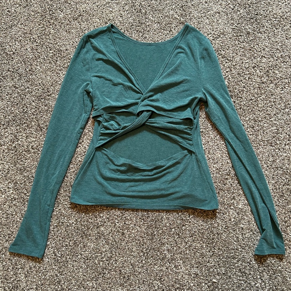 LAST CHANCE | NWOT Gap Fit twist-back top size S tall